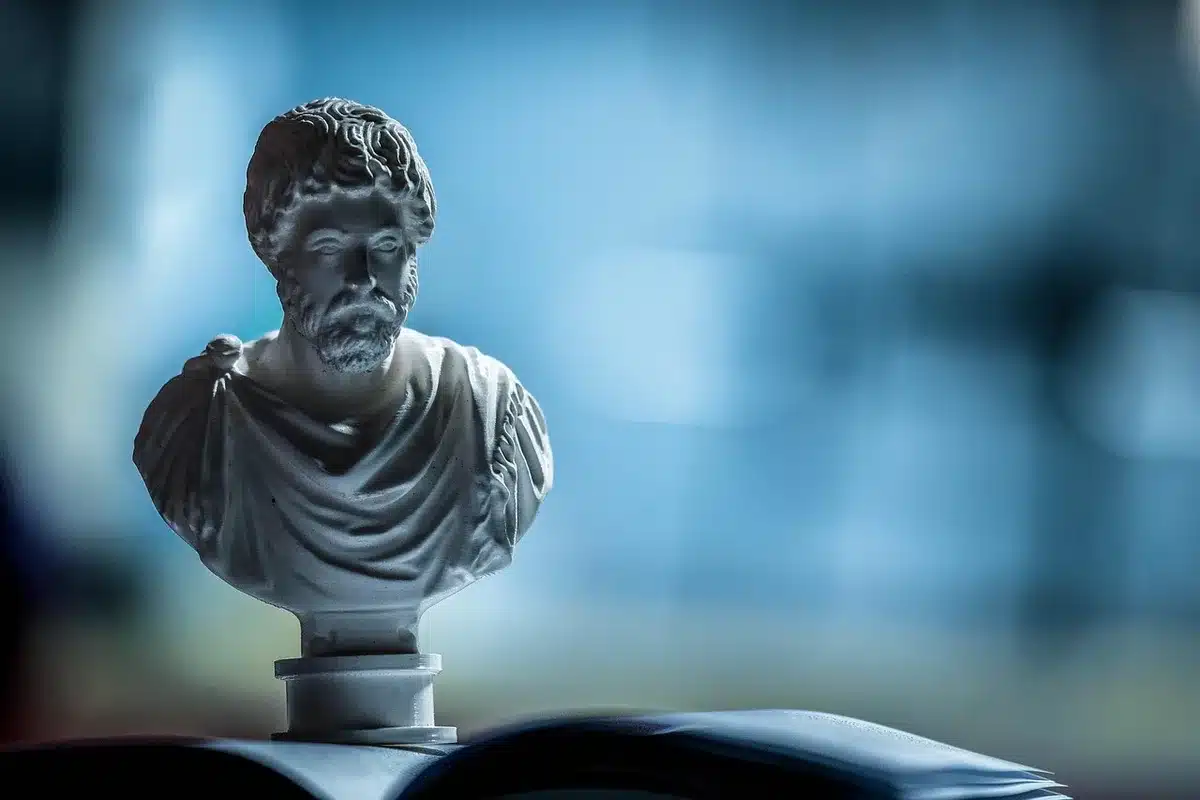 Statua reale antica con segni di damnatio memoriae e mutilazione intenzionale