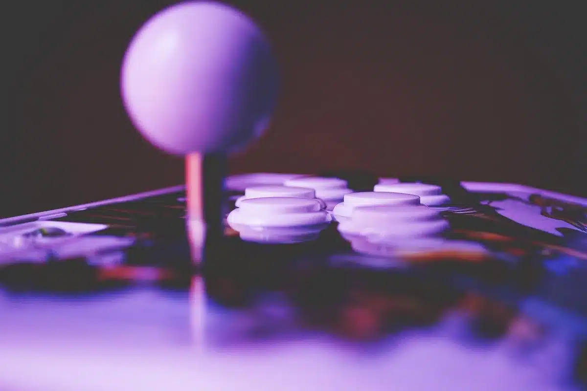 Cabinet arcade retrò con schermo luminoso e joystick in primo piano