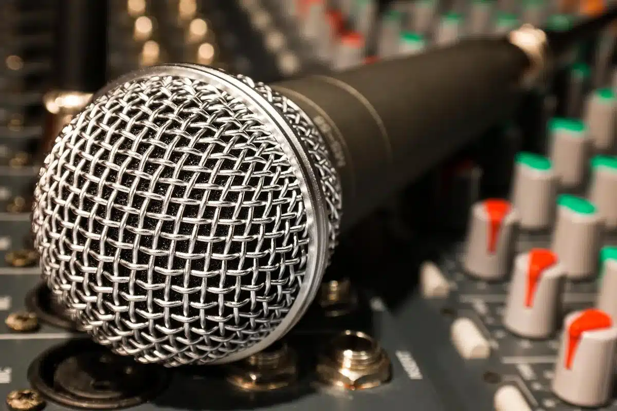 Studio con abiti di scena e campioni di prodotti, simbolo di immagine pubblica
