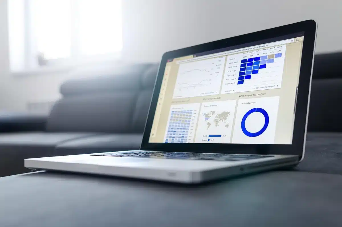 Schermo con grafici e codice che illustra analisi dati e machine learning