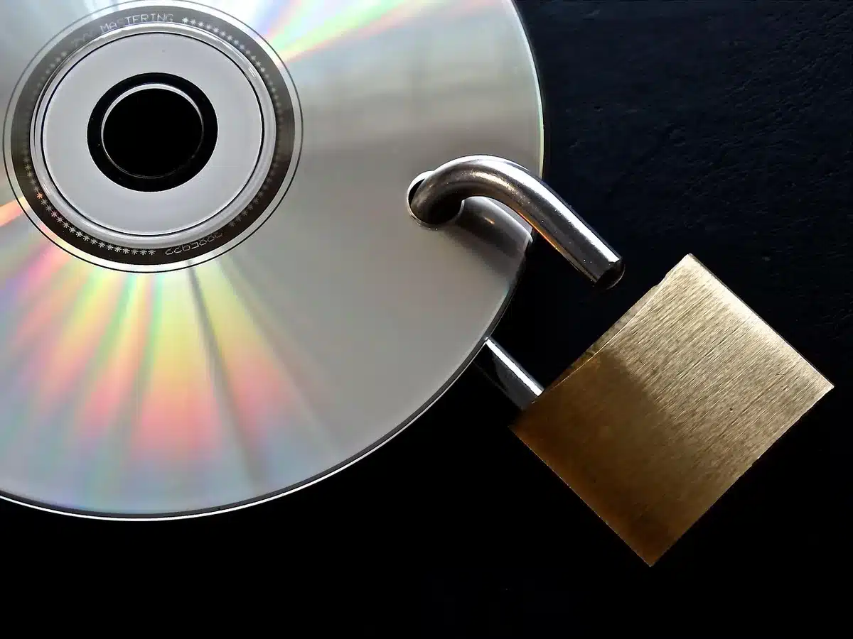Lucchetto digitale su schermo che simboleggia protezione dei dati personali