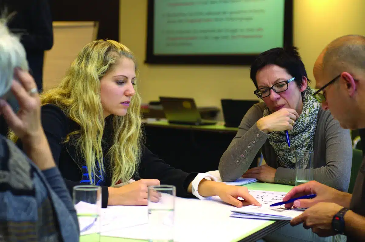 Sessione di formazione aziendale su competenze digitali con colleghi in sala riunioni
