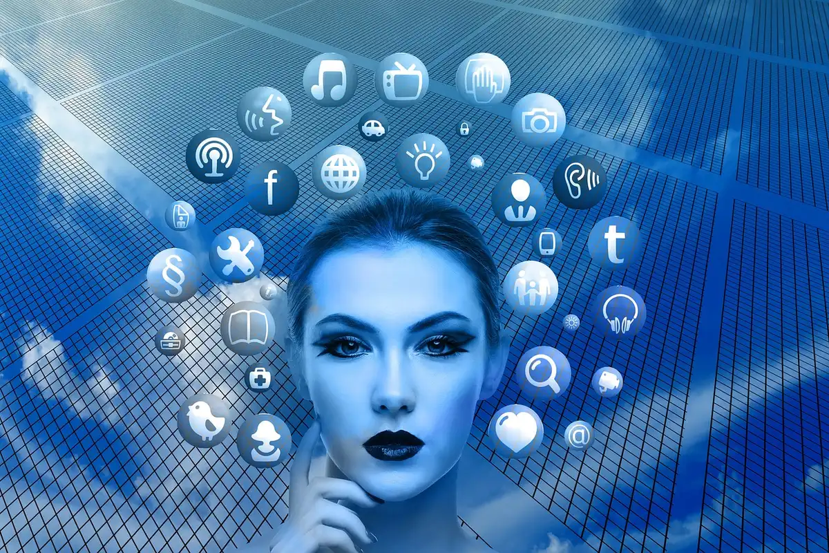 Persona al computer che crea contenuti per promozione digitale