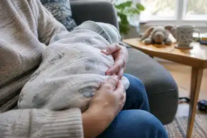Bambino di 4 mesi: scambio di saliva equivale a contatto stretto