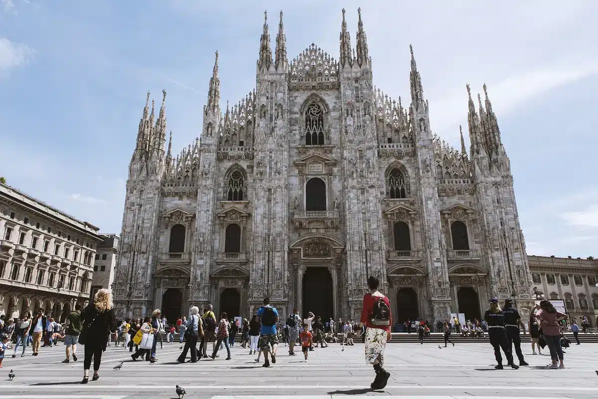 Strada milanese anni '90 con palazzi residenziali al crepuscolo