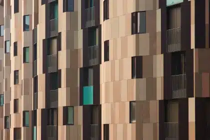 Gruppo anonimo di giovani silhouette davanti a un condominio, atmosfera urbana notturna