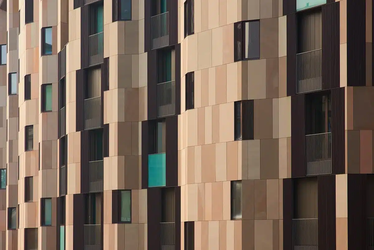 Gruppo anonimo di giovani silhouette davanti a un condominio, atmosfera urbana notturna