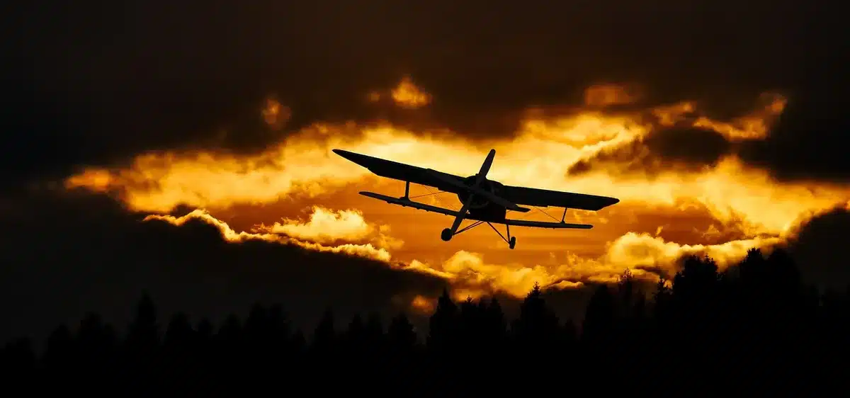 Fusoliera e coda di un aereo con timone danneggiato, tecnici anonimi al lavoro