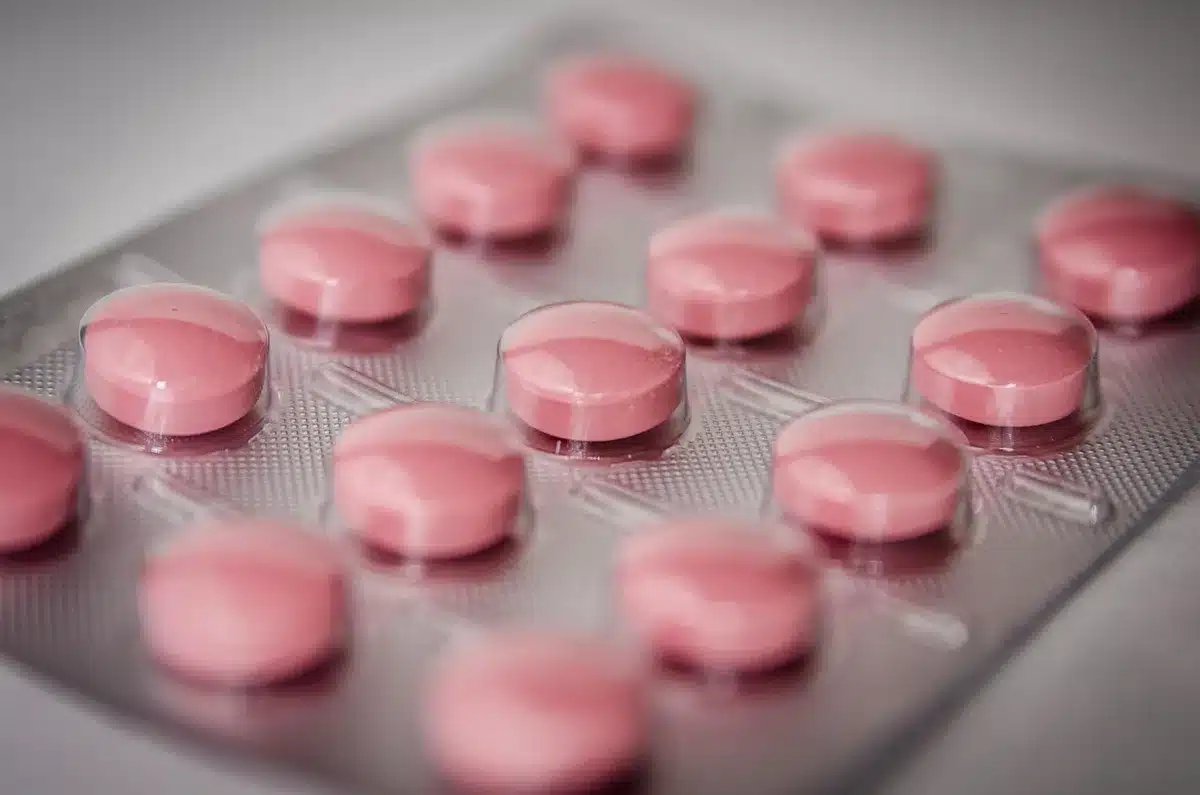 Laboratorio di ricerca farmaceutica con provette e microscopio