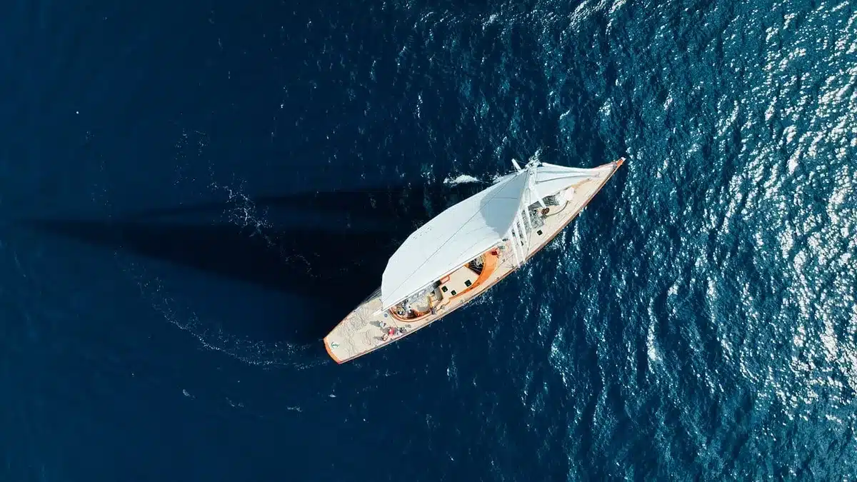 Sciame di piccoli droni sopra il mare vicino a una nave
