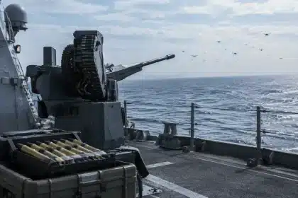 Cannoni sulle navi da guerra tornano: i missili costano troppo per fermare i droni
