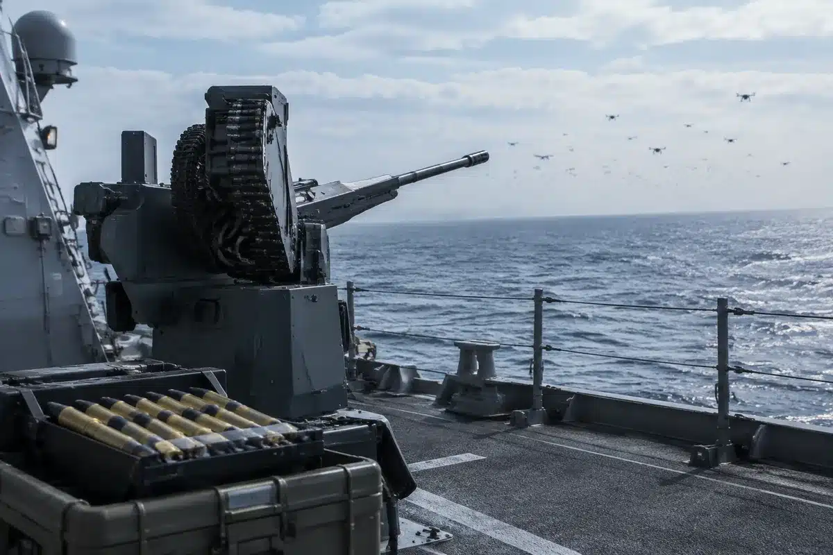 Cannoni sulle navi da guerra tornano: i missili costano troppo per fermare i droni