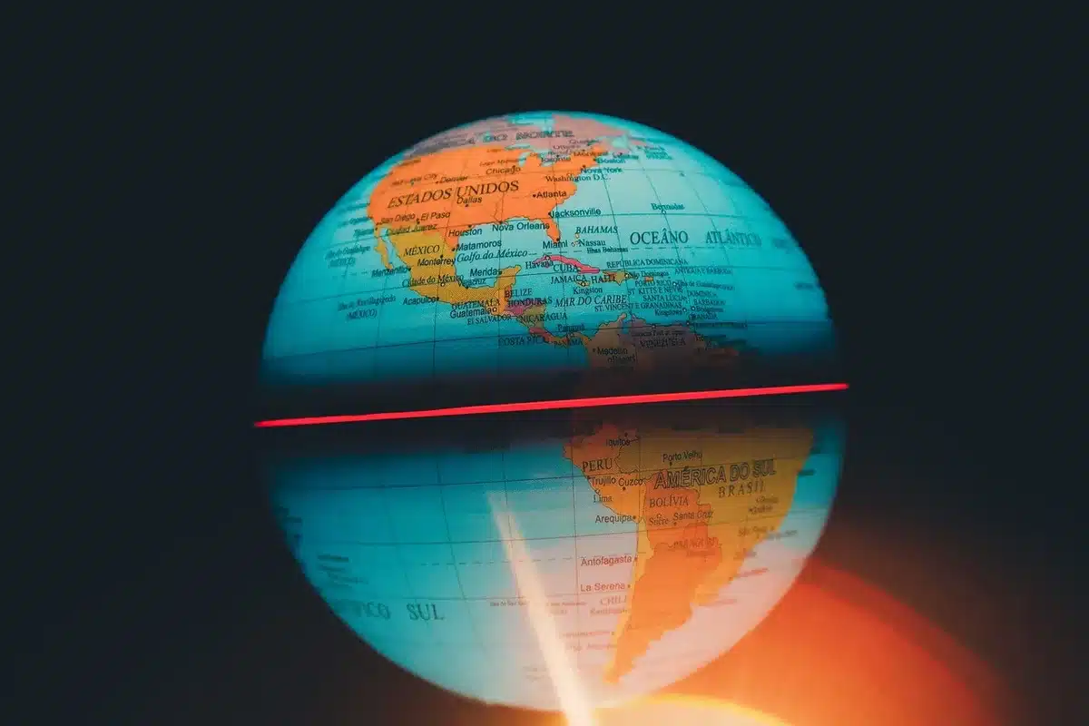 Mappa del mondo con punti che indicano diffusione utenti