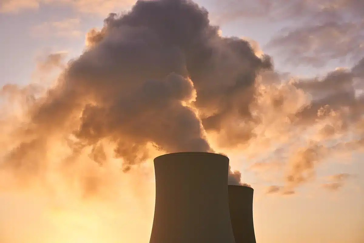 Impianti di raffreddamento e tubazioni industriali usati in grandi strutture