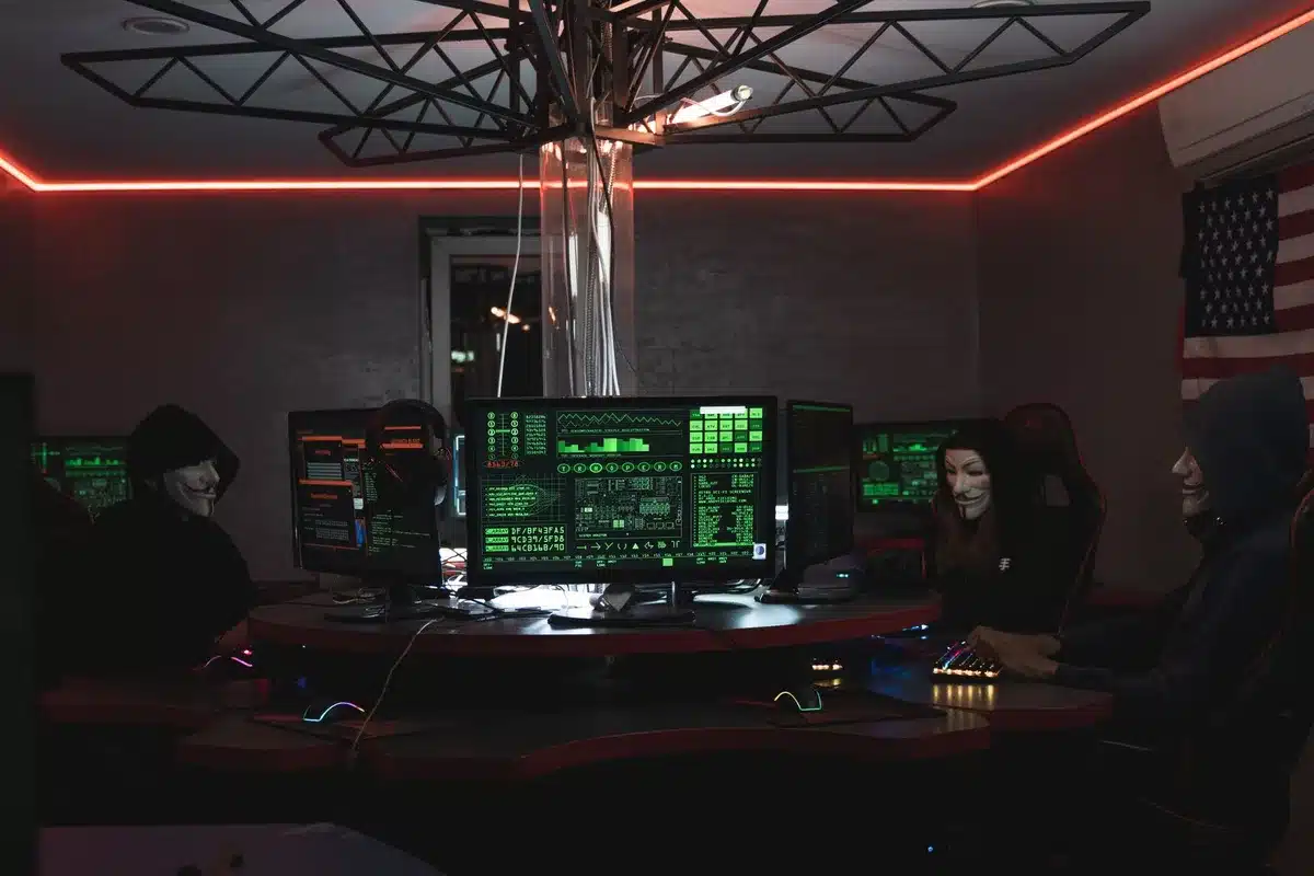 Squadra anonima che controlla dashboard di sicurezza e log operativi