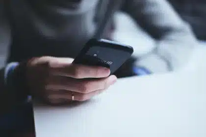 Pupazzo digitale su schermo di smartphone con visore AR sul tavolo