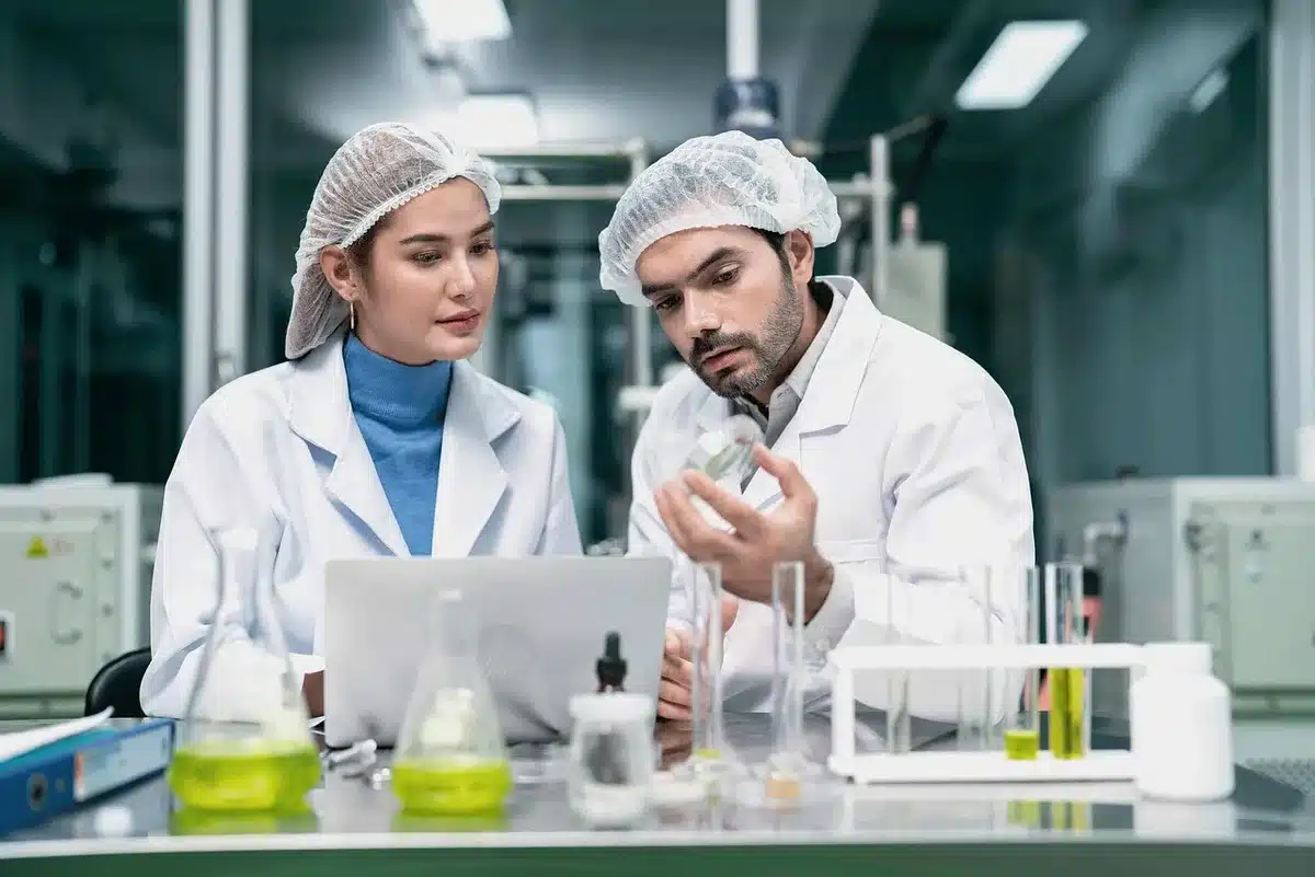 Ricercatori che analizzano dati genetici e archeologici in un laboratorio