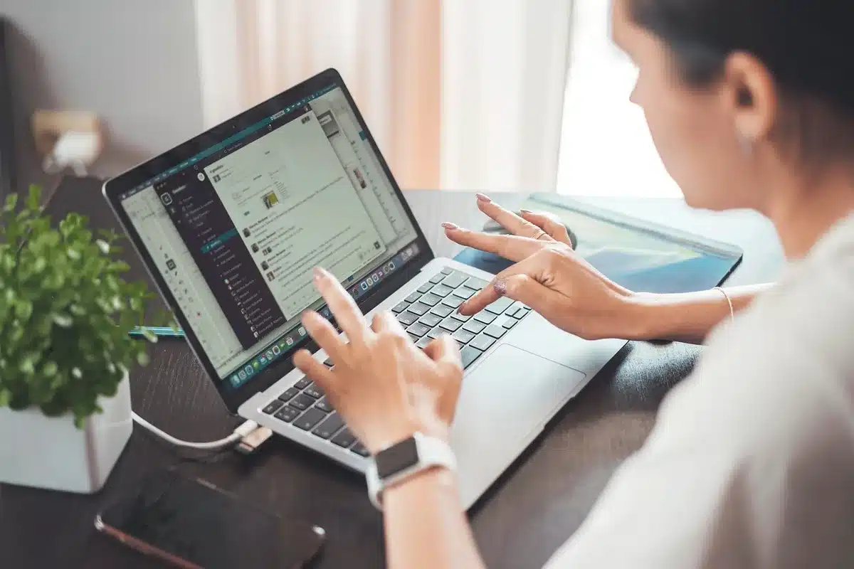 Team di una PMI che utilizza strumenti IA su laptop durante una riunione