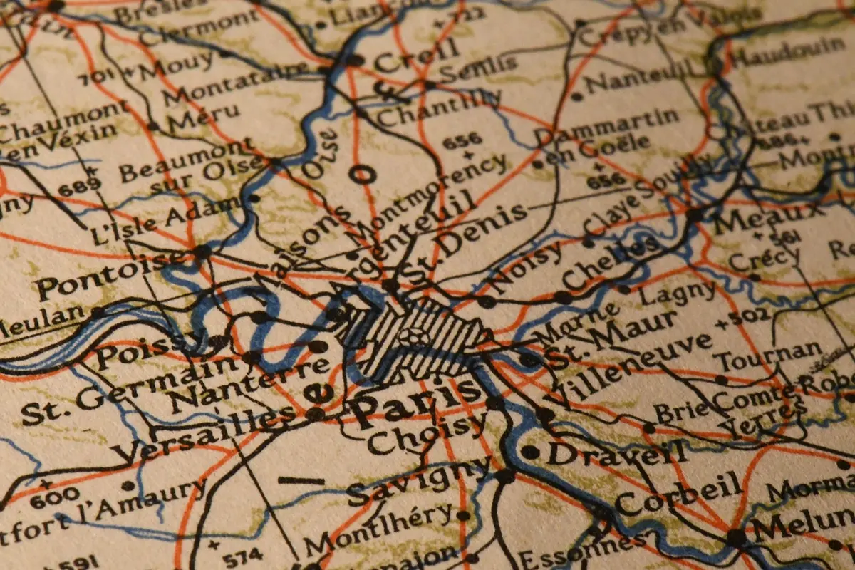 Mappa stilizzata dell'Europa con grafici che mostrano differenze di adozione IA