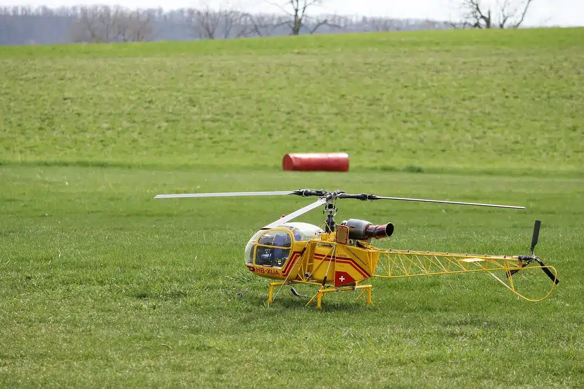 Squadra sul campo vicino a elicottero lavora su rocce remote