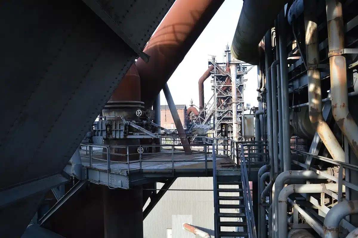 Forno industriale con elettrodi di grafite in una fonderia