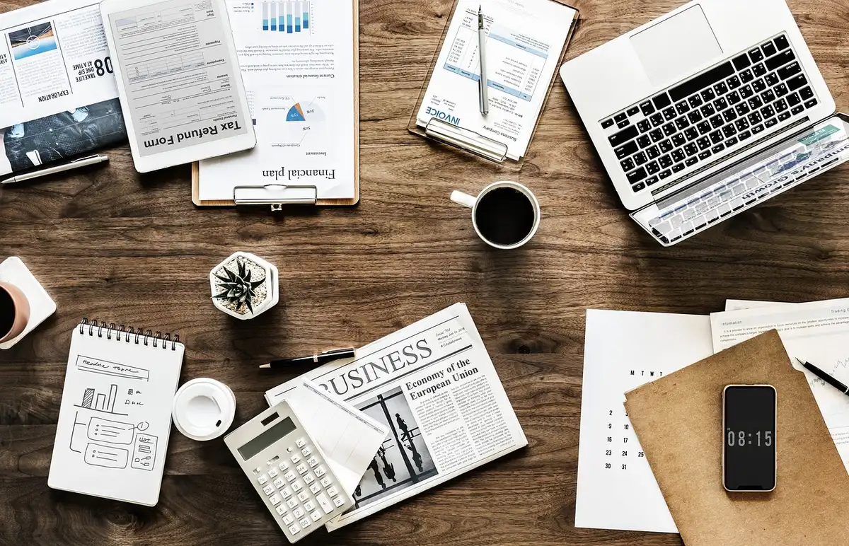 Sviluppatore che scrive codice su un portatile in un ambiente di lavoro