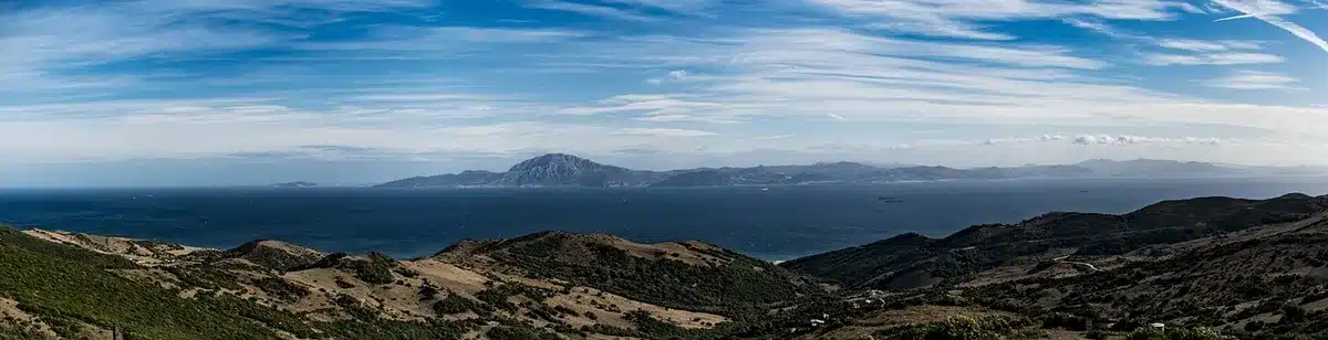 Vista aerea dello Stretto di Hormuz con rotte di navigazione e petroliere
