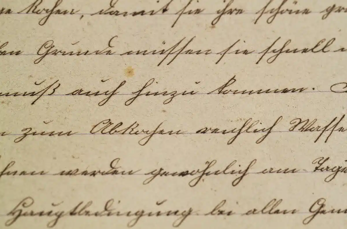 Ricercatori che confrontano fotocopie e note d'archivio su un tavolo
