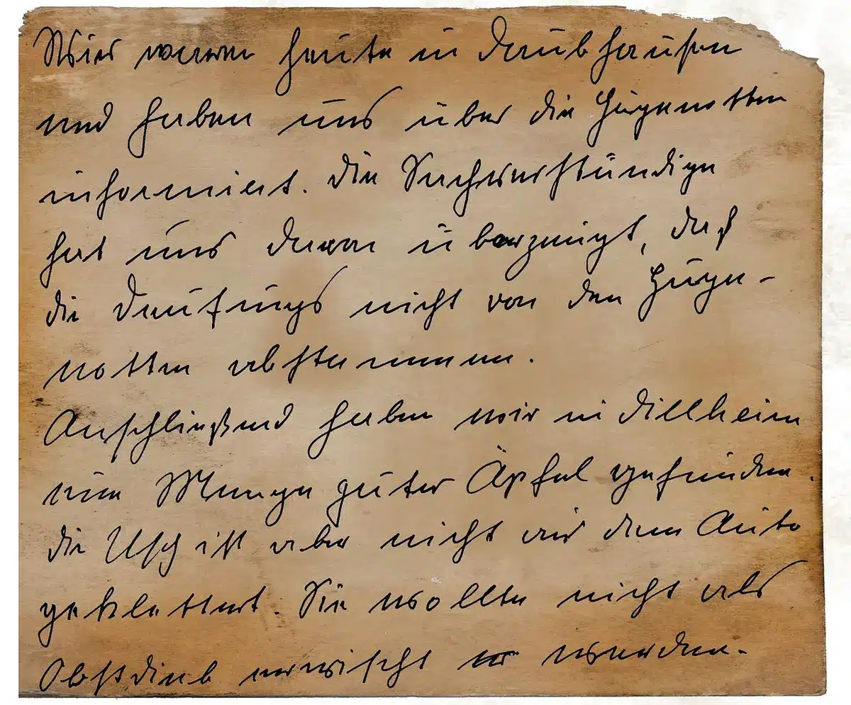 Dettaglio di grafia e carta di un manoscritto medievale con lacune visibili
