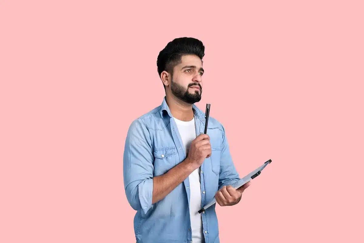 Studenti anonimi in corridoio universitario che consultano appunti e laptop