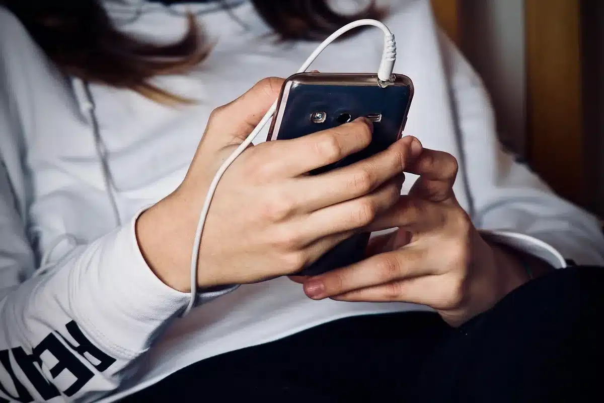 Feed di notizie su uno smartphone con articoli consigliati