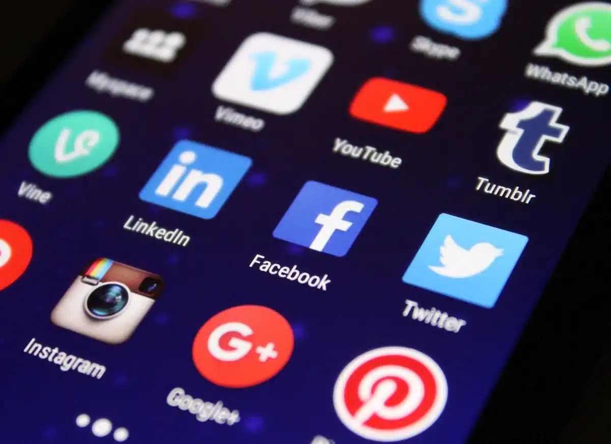 Schermo con post sui social che mostrano termini psicologici