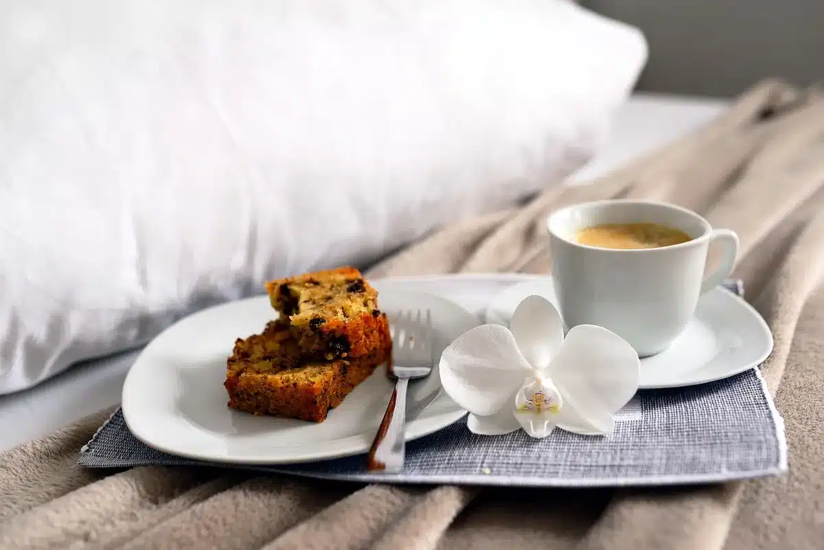Tavolo con caffè e dolce che rappresenta la pausa fika